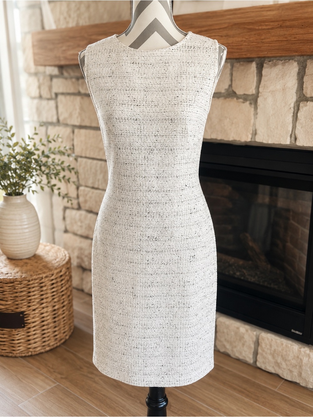 St. John sleeveless midi classic textured creamblack tweed sheath dress Size 10 - Picture 2 of 7